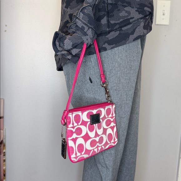 Coach EUC pink and cream, monogrammed wristlet with hang tag - Picture 2 of 8